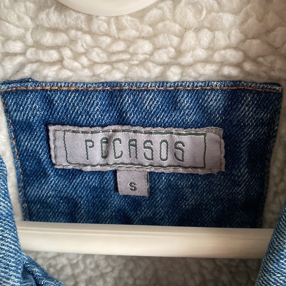 Blue jean jacket and the interior with a soft material. - Picture 2 of 4
